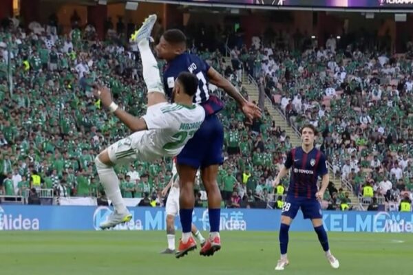 Futbollisti humb ndjenjat në fushë pasi goditet me shqelm në fytyrë