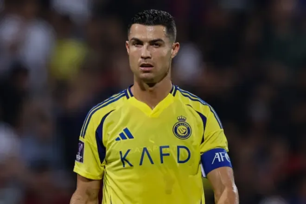 Një muaj larg fushave prej dëmtimit, më në fund Cristiano Ronaldo rikthehet të luajë për Al Nassr