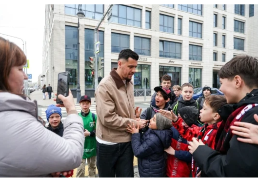 Mirlind Daku elektrizon Kazanin, hapja e dyqanit të Rubin Kazan shndërrohet në festë të tifozëve