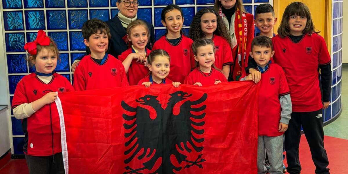 Fëmijët shqiptarë që rriten mes dy botëve, FSHF afron diasporën me ngjyrat kuqezi