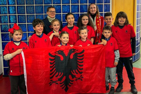 Fëmijët shqiptarë që rriten mes dy botëve, FSHF afron diasporën me ngjyrat kuqezi