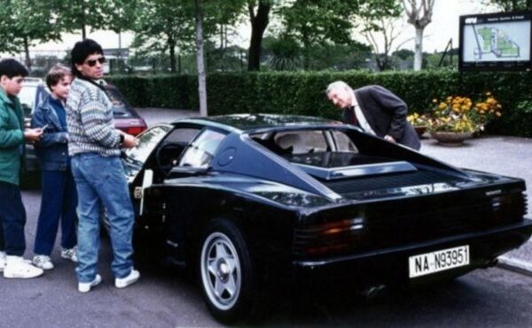 “Ferrari i zi për mbretin e Napolit”; historia e çmendur e Maradonës para Botërorit ’86