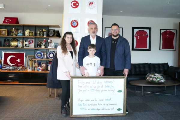 Ofroi kafe e çaj falas për tifozët turq, pronari i restaurantit nga Prishtina, pritet në Federatën e Futbollit të Turqisë