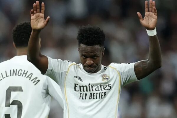 Tifozët e Real Madridit vërshëllejnë lojtarët gjatë ndeshjes dhe pas fitores ndaj Alavesit