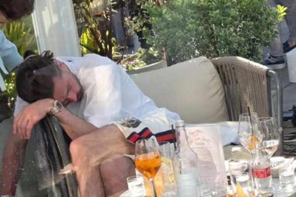 E quajnë “party boy”, Grealish në qendër të skandalit: “Alkooli i kushtoi shtrenjtë”