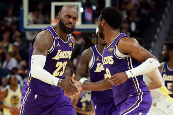 Moment historik në NBA, Bronny James asiston për babain e tij, LeBronin