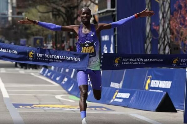 Atletikë/Keniani Korir fiton Maratonën e Bostonit me kohën rekord 2:01:52
