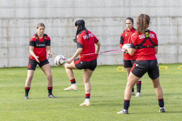 Botërori 2027 për vajza/ Kombëtarja vijon stërvitjet në “Shtëpinë e Futbollit”