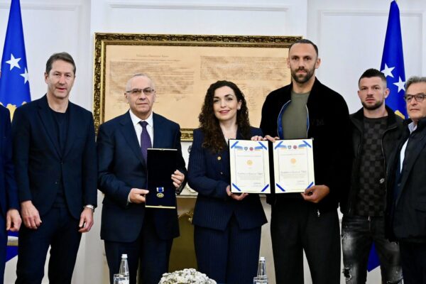 Vjosa Osmani dekoron Kombëtaren, mirënjohje për një rrugëtim që bashkoi një komb