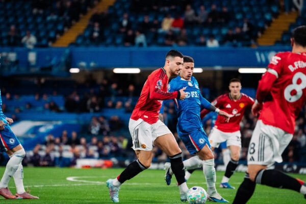 Chelsea vazhdon tatëpjetën, Man. United mjatohet me një gol por merr 3 pikët në “Stamford Bridge” (video)