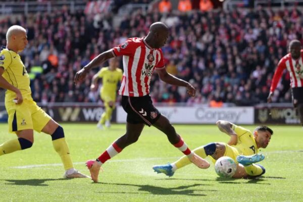 Tottenham mposhtet nga Sunderland dhe rrezikon më shumë se kurrë qëndrimin në PL. Crystal Palace befason në fund Newcastle (video)