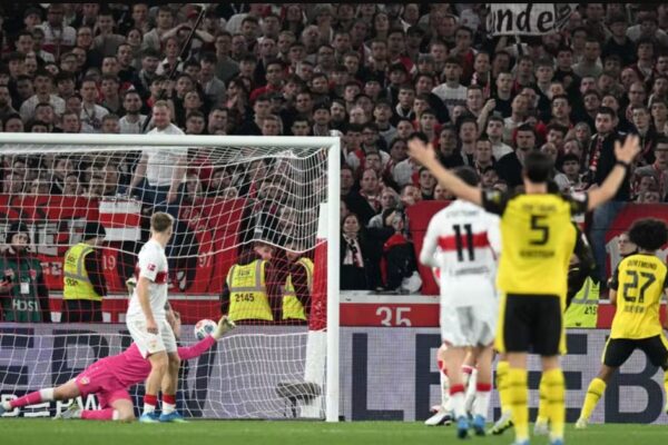 E pabesueshme ajo që ndodhi në “MHPArena”, Dortmund shënon dy gola kur pritej vërshëllima e arbitrit (video)