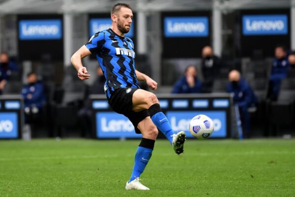 Inter ndryshon kurs, i ofron rinovimin e kontratës mbrojtësit 33-vjeçar, ai pret Arabinë