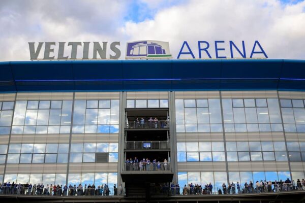 Tronditet futbolli gjerman, një person u gjet i pajetë në tualetet e “Veltins Arena”-s  