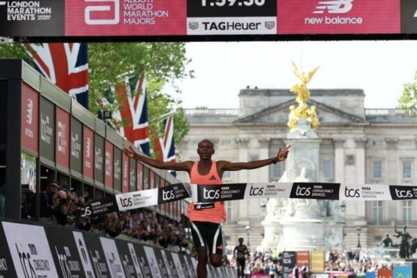 London Marathon 2026/ Historike, Sabastian Sawe është i pari atlet që mbyll maratonën nën 2 orë!
