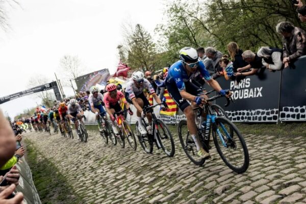 “Paris-Roubaix 2026”, fenomeni Pogaćar sfidon kampionin Mathieu van der Poel në “Ferrin e Veriut”
