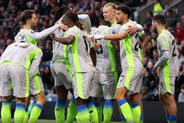 Haaland shtang Burnleyn, City arrin Arsenalin, por është i pari për golat e shënuar