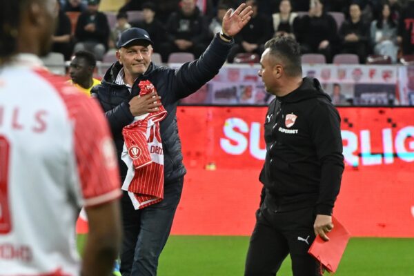 Një legjendë rikthehet në Bukuresht, Demollari shkelmon topin e parë në sfidën Dinamo-Cluj