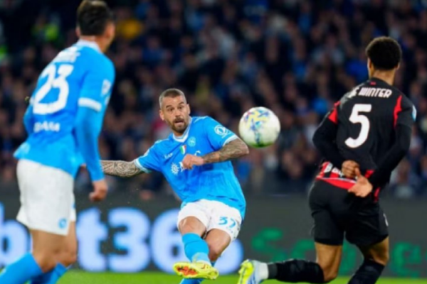 Napoli mposht Milanin, rikthehet në garën për titull