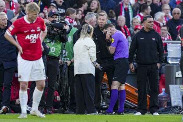 Ndodh në Kupën e Holandës, gjyqtari Makkelie përgjigjet në celular gjatë finales