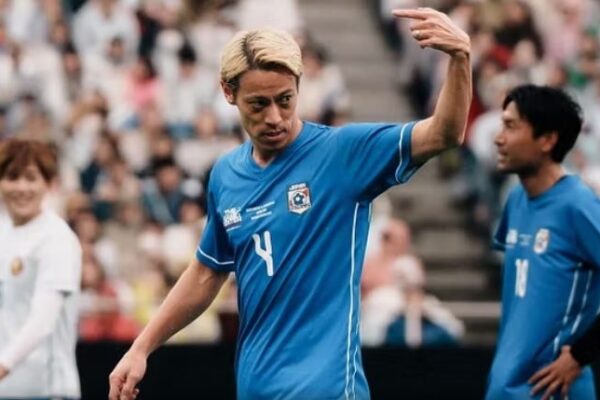 Udhëtimi i pambarimtë i Keisuke Honda, firmos në Singapor për një rekord botëror