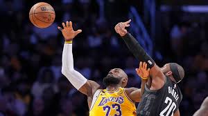 LA Lakers mundin Rockets në ndeshjen e parë të playoff-it, 107-98