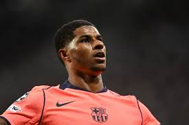 E ardhmja e Marcus Rashford te FC Barcelona mbetet e pasigurt pas një zhvillimi të papritur në situatën e tij. Klubi katalanas nuk ka aktivizuar opsionin e blerjes, duke ndryshuar plotësisht skenarin për sulmuesin anglez.  I huazuar nga Manchester United, Rashford e nisi aventurën e tij me premtime, por së fundmi roli i tij në skuadër është dobësuar ndjeshëm. Edhe pse drejtuesit e klubit e kishin shqyrtuar seriozisht mundësinë e qëndrimit të tij, mungesa e një konsensusi të brendshëm ka penguar çdo vendim konkret.  Një nga pengesat kryesore mbetet aspekti ekonomik. Ndërsa çmimi prej rreth 30 milionë eurosh konsiderohej i përballueshëm, paga e lartë e lojtarit e bën të vështirë respektimin e kufijve financiarë të klubit. Për më tepër, fakti që Rashford nuk është një titullar i padiskutueshëm ka shtuar dyshimet nëse ai është zgjedhja e duhur për projektin afatgjatë.  Pas skadimit të opsionit të blerjes, situata ka marrë një tjetër drejtim. Edhe pse rrethi i lojtarit lë të hapur mundësinë e negociatave, deri tani FC Barcelona nuk ka ndërmarrë hapa konkretë. Kjo i jep avantazh Manchester United, i cili vazhdon të mbajë kontrollin mbi të ardhmen e lojtarit.  Ndërkohë, klubi katalanas ka filluar të kërkojë alternativa të tjera për krahun e sulmit, duke synuar lojtarë më të rinj, me kosto më të ulët dhe potencial zhvillimi më të madh. Ky drejtim strategjik e ka lënë Rashfordin në plan të dytë.  Megjithatë, anglezi do të ketë ende mundësi për të treguar vlerën e tij në pjesën e mbetur të sezonit, sidomos pas mungesave në repartin ofensiv. Performancat e tij në këto ndeshje mund të jenë vendimtare për çdo mundësi të re.  Në fund, gjithçka varet jo vetëm nga paraqitjet në fushë, por edhe nga gatishmëria e lojtarit për të bërë kompromise. Nëse dëshiron të vazhdojë te FC Barcelona, Rashford duhet të bindë klubin se është një pjesë e domosdoshme e projektit.