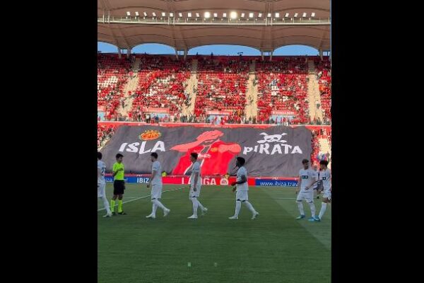 Pankartë gjigante për Vedat Muriqin nga tifozët e Mallorcas