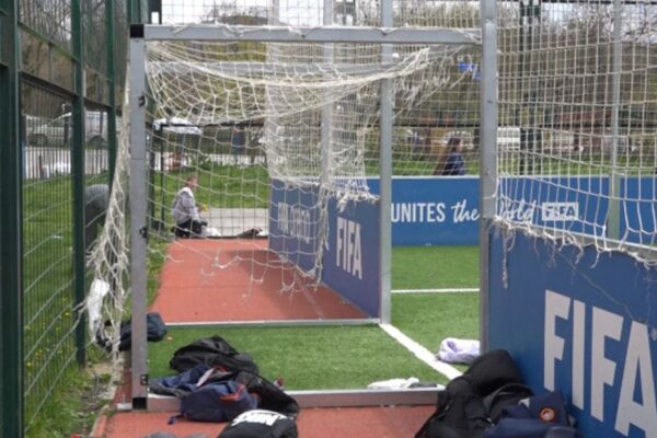 ​Rrjetat e fushave dëmtohen pak muaj pas inaugurimit, mungesë mbikëqyrjeje apo papërgjegjësi e komunitetit?