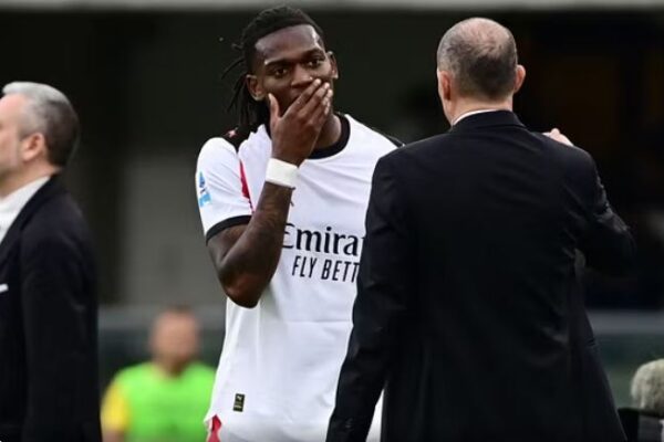 Leao kontestoi zëvendësimin: Pse mua? Allegri e zbuti me batutë: S’mund të luajmë me 12 lojtarë!