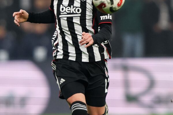 Kristjan Asllani humbet vendin në formacion tek Besiktas-Rikthimi në Itali duket gjithnjë e më pranë