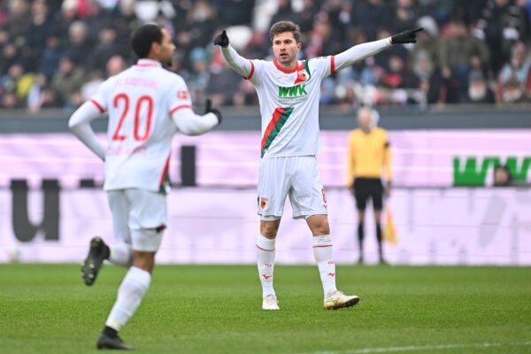 Elvis Rexhebeçaj mund të largohet nga Augsburgu-Klube nga Bundesliga shprehin interesim për reprezentuesin e Kombëtares së Kosovës