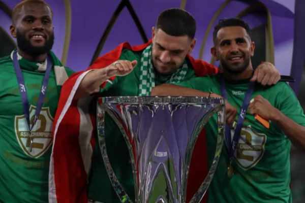 Nga një Rolex për të gjithë, Mahrez surprizon skuadrën e Al Ahli