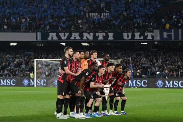 Gjobë e dyfishtë për Milanin, vonoi dy herë nisjen e lojës kundër Napolit