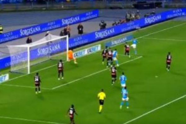 Napoli e mposht Milanin dhe e ‘largon’ nga gara për titull