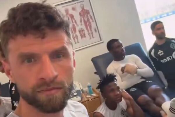 Thomas Muller mblodhi shokët e skuadrës dhe kështu e shikuan ndeshjen Bayern vs Real