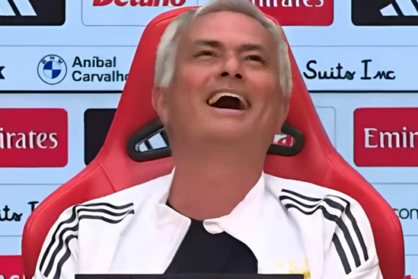Mourinho shpërthen në të qeshura, pasi i bëri një pyetje epike gazetarit portugez
