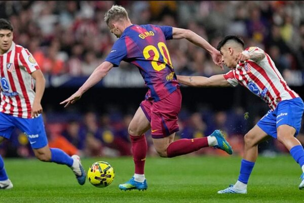De Jong dhe Lewa në stol. Atletico M-Barcelona, zbulohen formacionet zyrtare