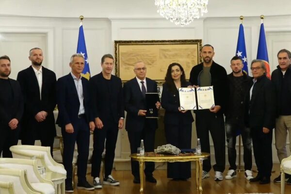 Presidentja Osmani dekoron ekipin kombëtar të Kosovës me Medaljen Presidenciale të Meritave