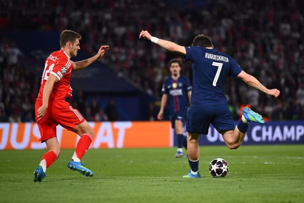 Katër gola në pjesën e parë, PSG po barazon me Bayernin