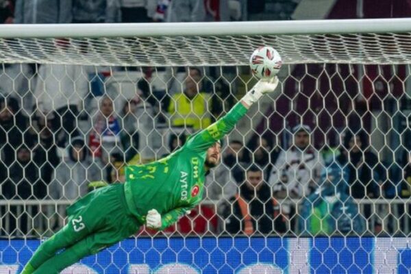 Portieri turk shtrohet në spital pas ndeshjes me Kosovën