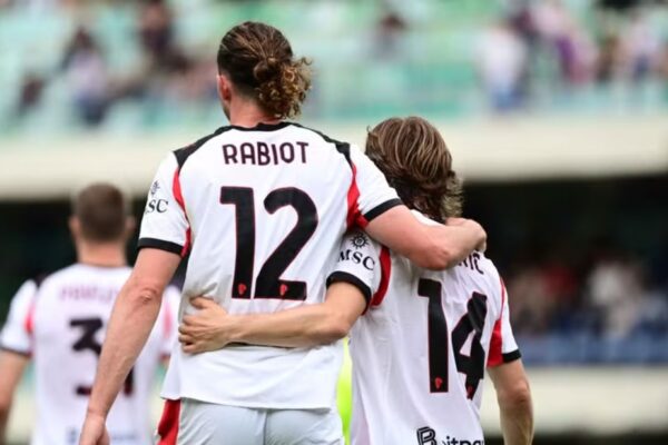 Milan mjaftohet me një gol ndaj Veronës së vendit të fundit, kuqezinjtë rikthehen në vendin e dytë (video)