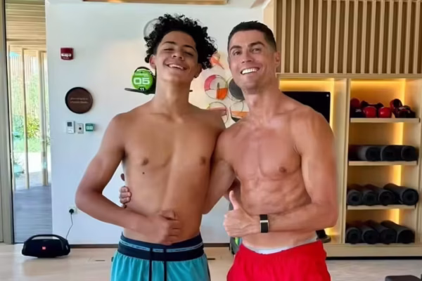 Al-Nassr plan historik, Ronaldo Jr drejt ekipit të parë, gati të luajë krah Cristiano Ronaldos