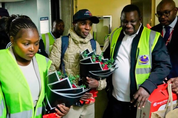 Sawe pritet si hero në Kenia, rekordmenit të ri të maratonës i dhurohen 61,000 mijë $, një veturë dhe targa të personalizuara