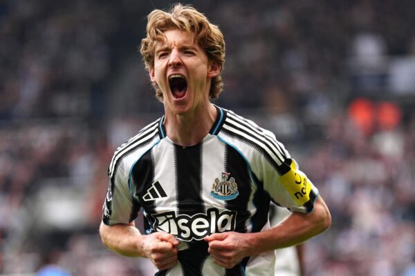 Liverpool synon Anthony Gordon pas dëmtimit të Hugo Ekitike