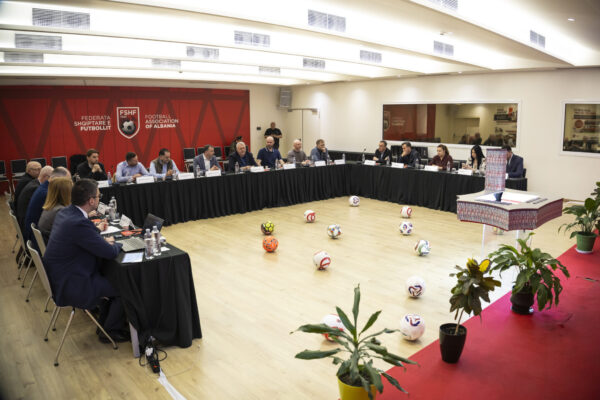 Stadiumi “Air Albania” si model suksesi/ FSHF dhe Presidenti Duka prezantojnë projektin e impiantit për delegacionin moldav