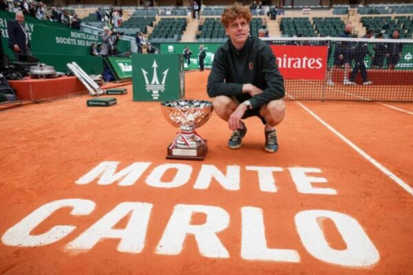 Jannik Sinner ngjitet sërish në vendin e parë, fiton turmeun e Montekarlos pas finales kundër Carlos Alcaraz