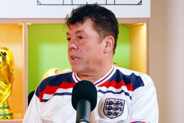 Super tifozi i Anglisë shet shtëpinë për të asistuar në Botërorin 2026