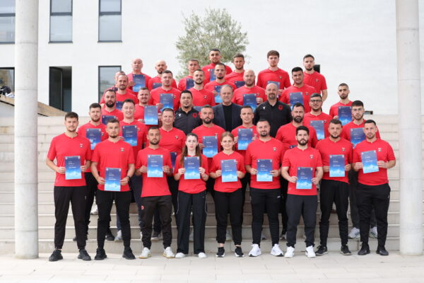 Kursi UEFA C në Tiranë/ Diplomohen 35 trajnerë të rinj, mes tyre edhe 2 vajza