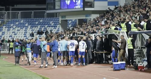 Finalja e Kupës së Kosovës ndërpritet mes tensioneve, Ferizaj lëshon fushën në protestë